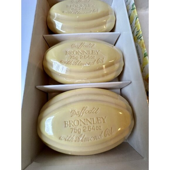 Vintage Bronnley Fine English Hand Daffodil & Almond Sealed Soap 3 x 75g-3.64 oz - Picture 3 of 5